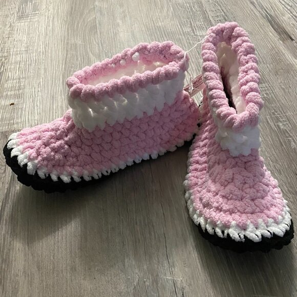 New Super Cozy soft slippers - Pink and White size 7/8 - nonslip bottoms - Picture 3 of 6